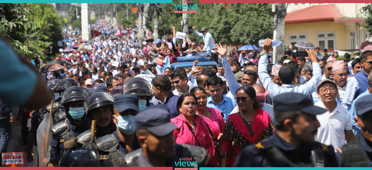 Teachers adopt strategy of dialogue and protest simultaneously