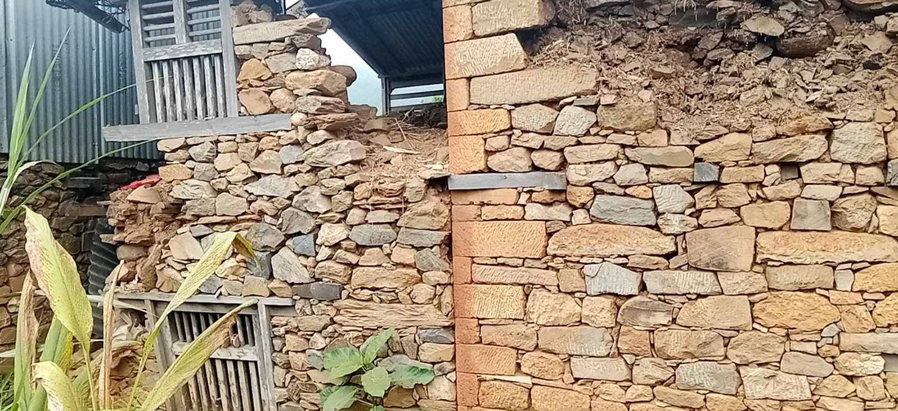 Tremor destroys 20 houses