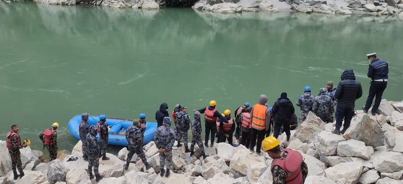 Jeep plunges into Trishuli River