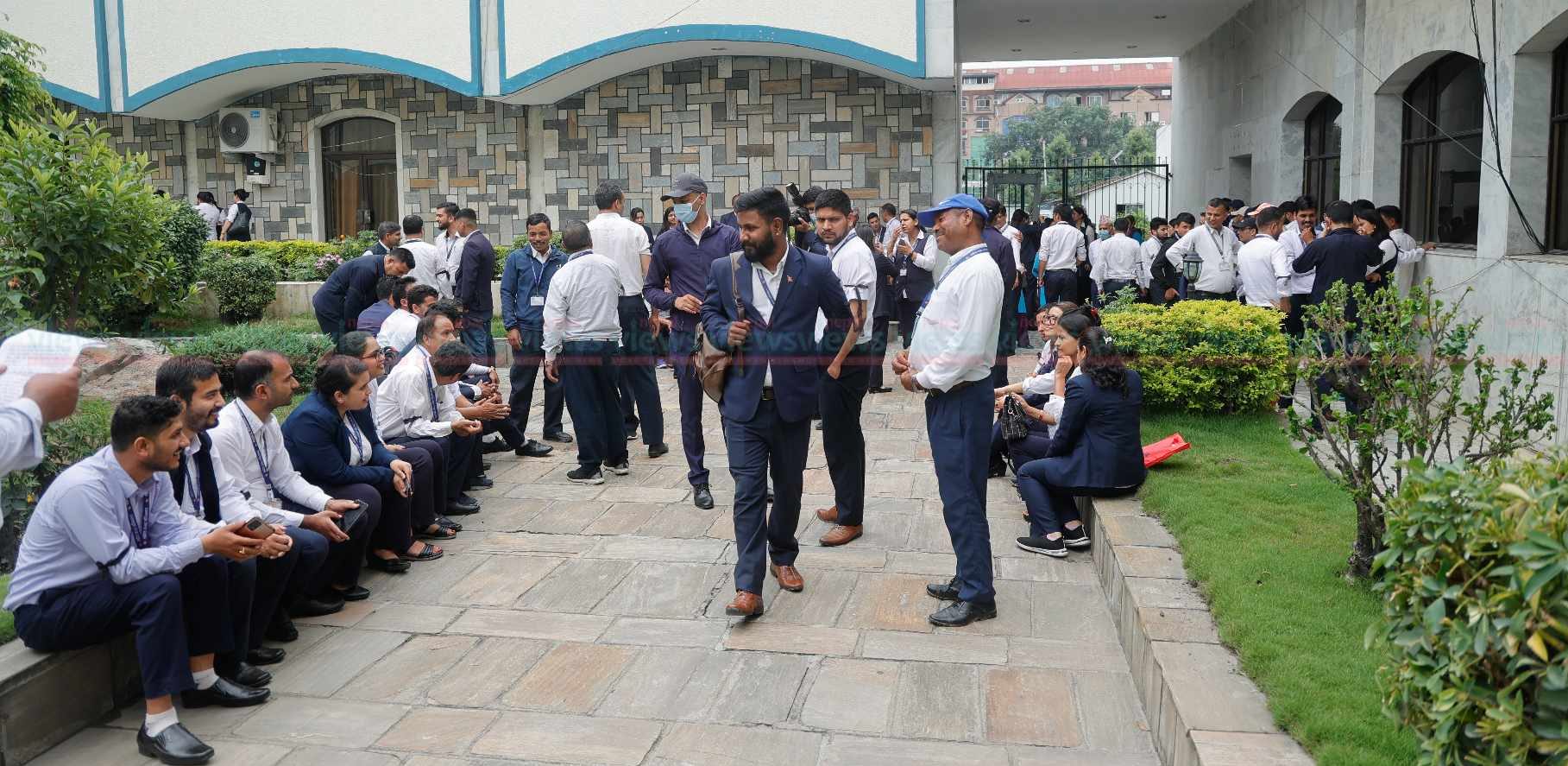 Parliament employees' demonstration delays HoR meeting (Photos)