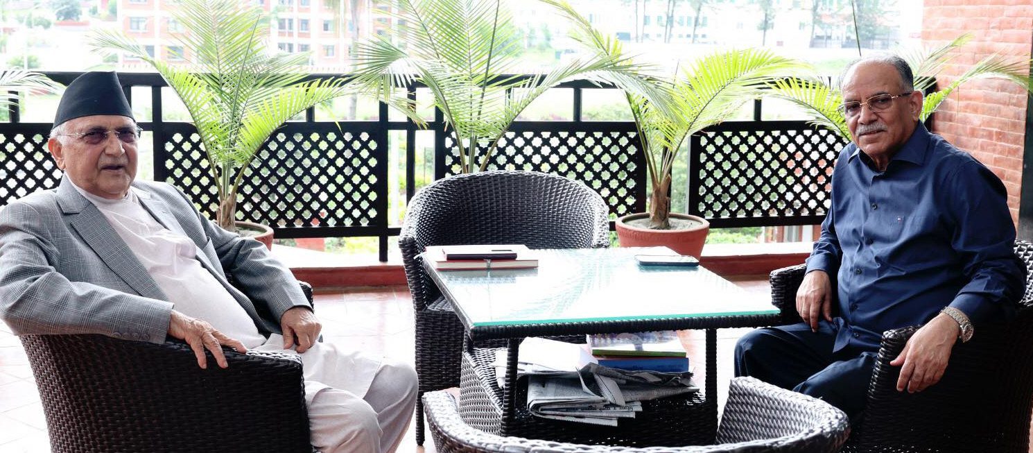 Oli reached Baluwatar to meet PM Dahal