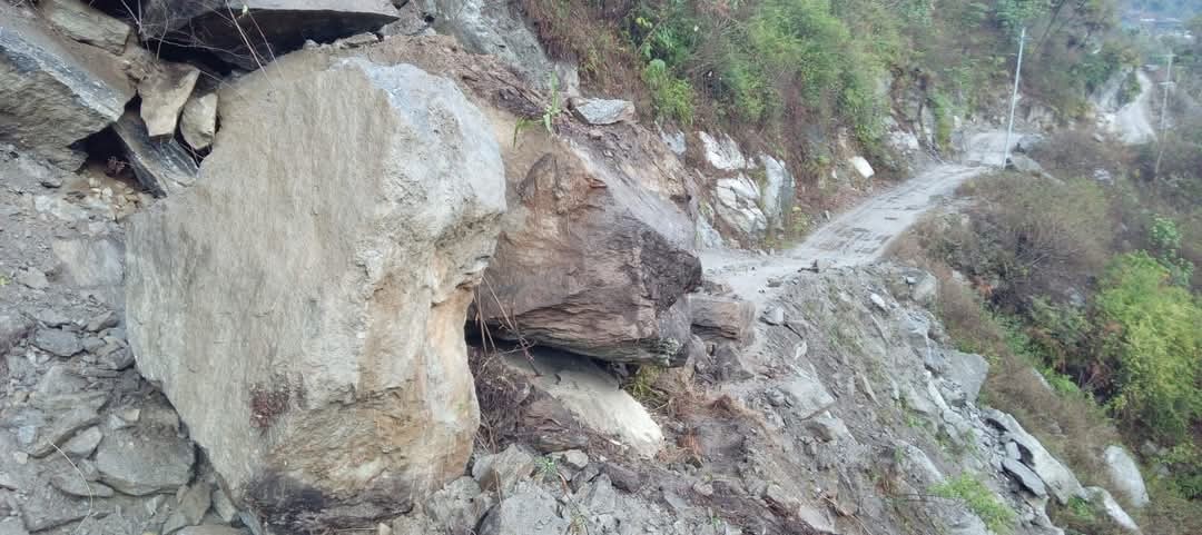 Dry landslide obstructs Khandbari-Kimathanka road