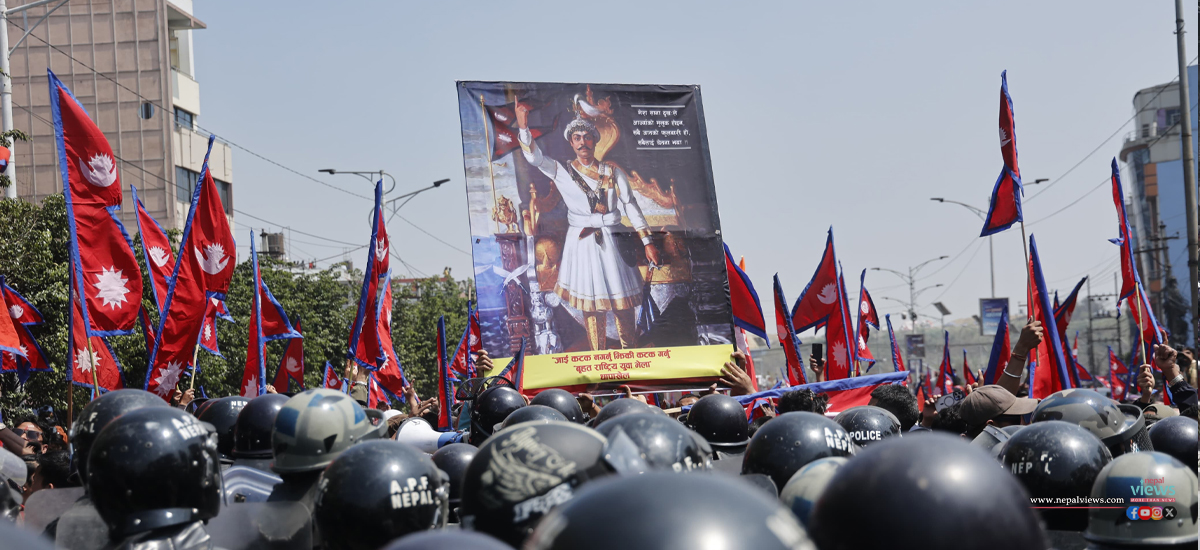 Police fire tear gas at monarchists, after attempting to break restriction area (Photo Feature)