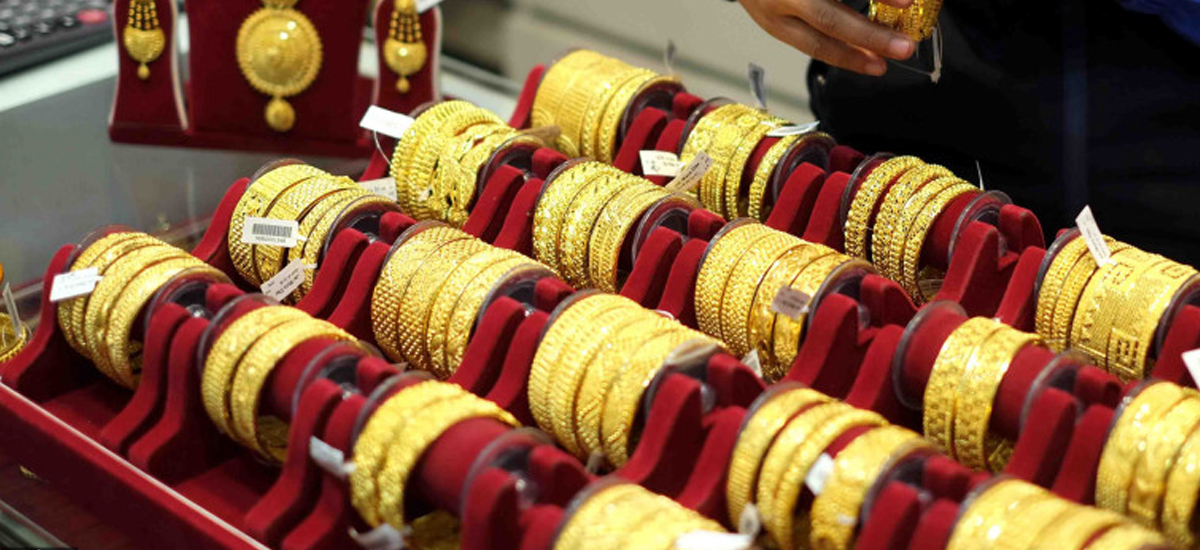 Gold price drops by Rs 7,500 per tola