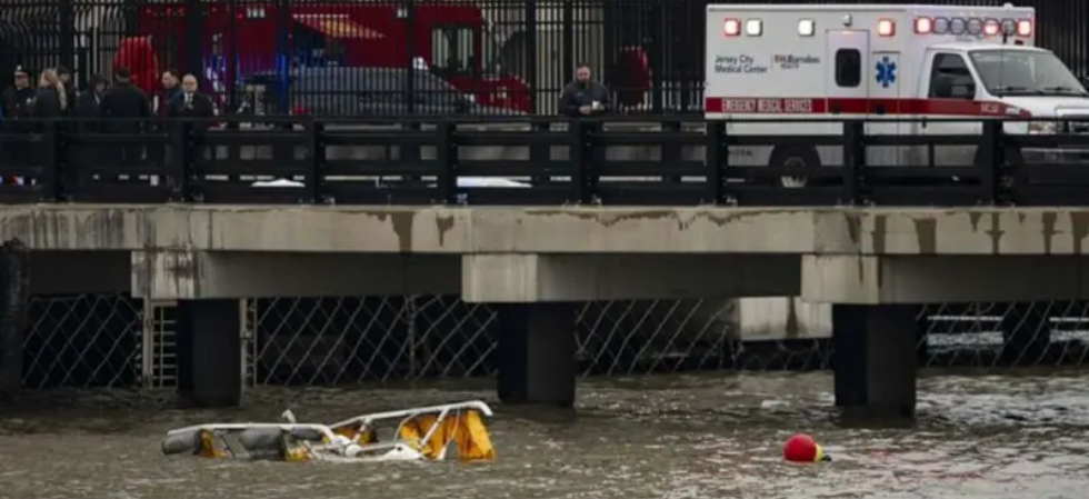 6 dead after passenger helicopter crashes into Hudson River