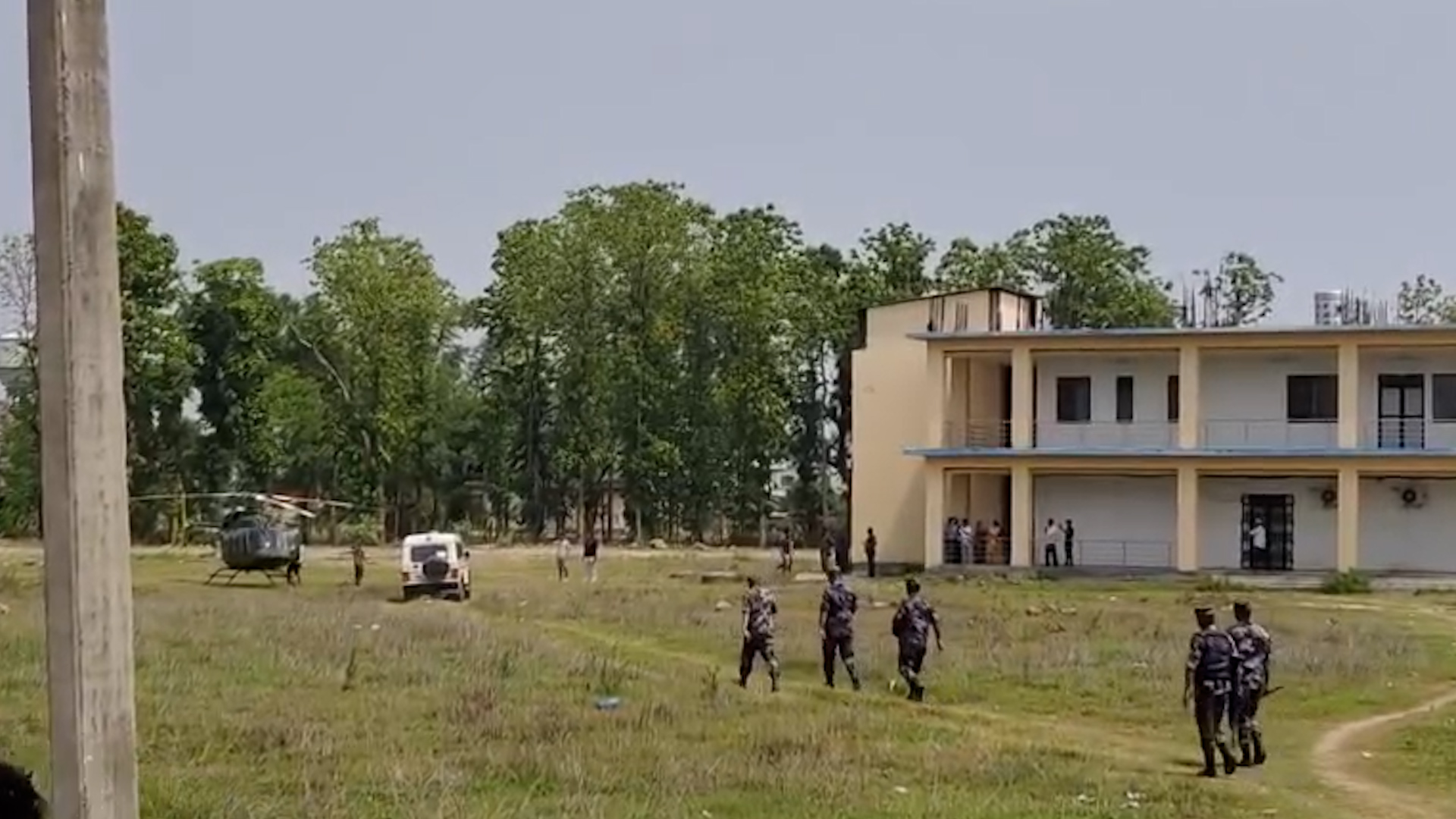 कैलालीमा गर्मीले बेहोस भएका सशस्त्र प्रहरी जवानलाई उपचारका लागि काठमाडौं ल्याइँदै