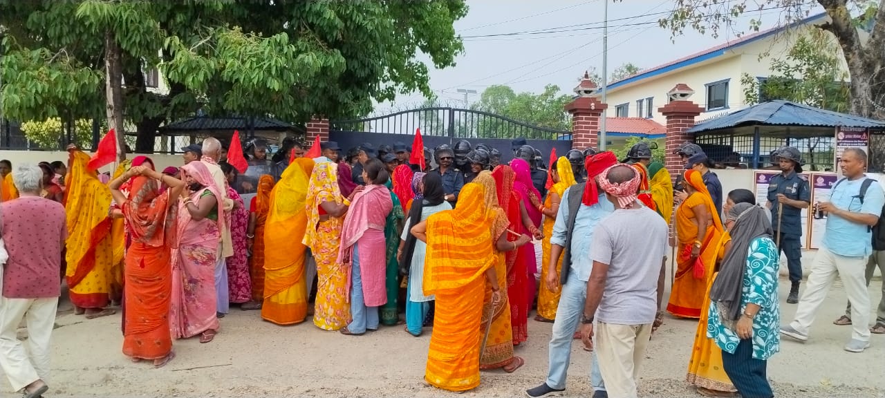 धनुषाका मिटरब्याजपीडितहरू अनिश्चितकालीन आन्दोलनमा, प्रहरी कार्यालय अगाडि प्रदर्शन