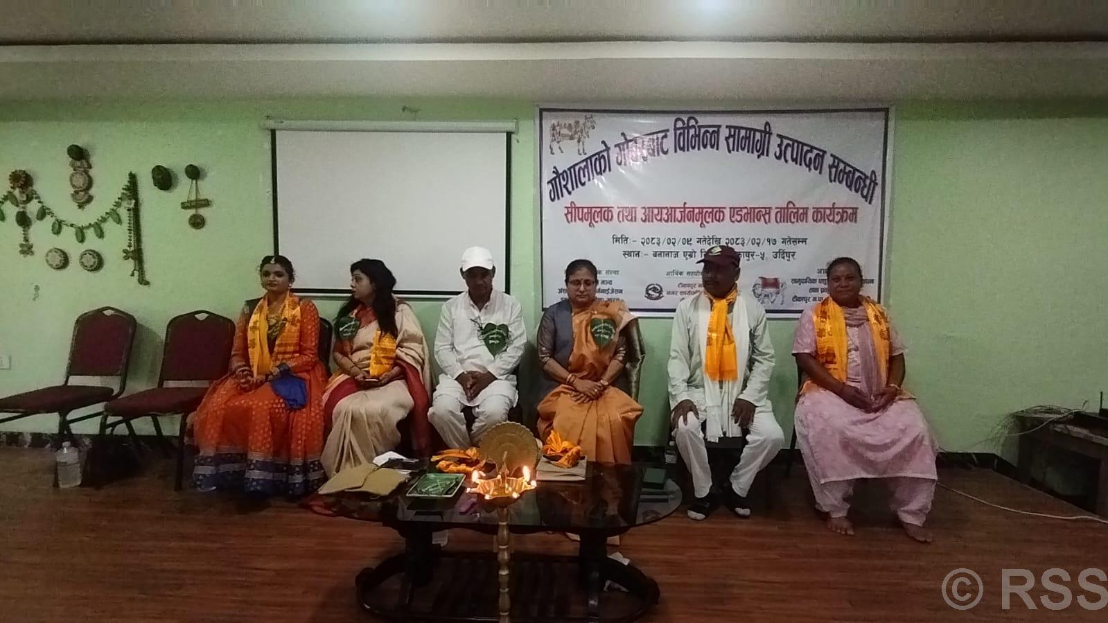 गोबरबाट सजावटका सामग्री बनाउन तालिम